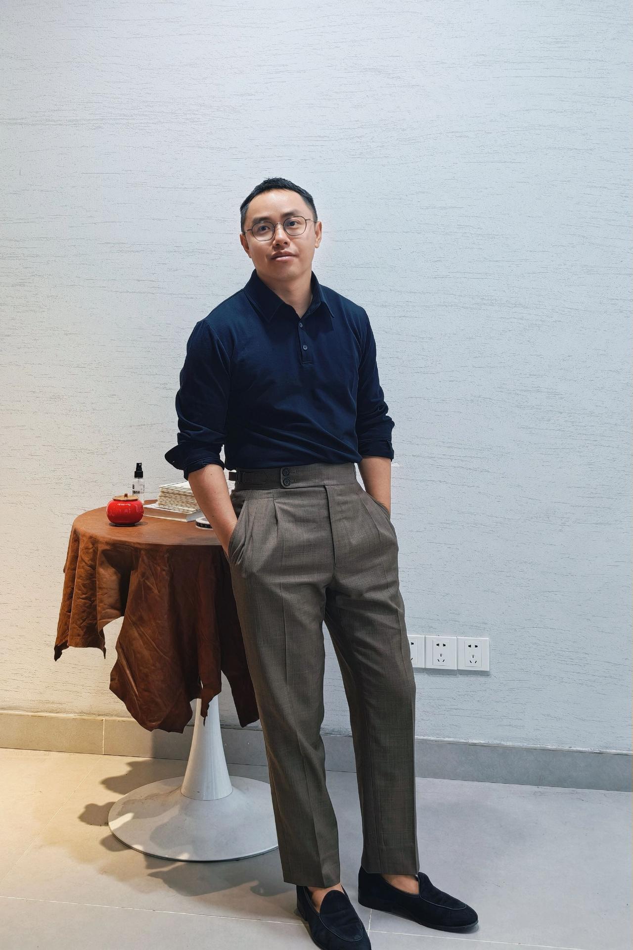 为什么说Polo衫是每个成熟男士都绕不开的单品？因为它比衬衫更舒服、更松弛，又比