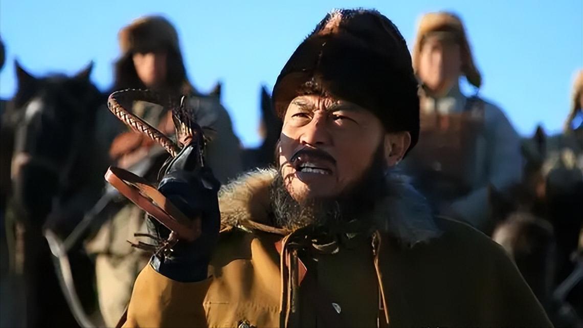 1949年12月，解放军在追击马家军残匪时，司号兵杨忠孝打死了一个匪徒，围观的战