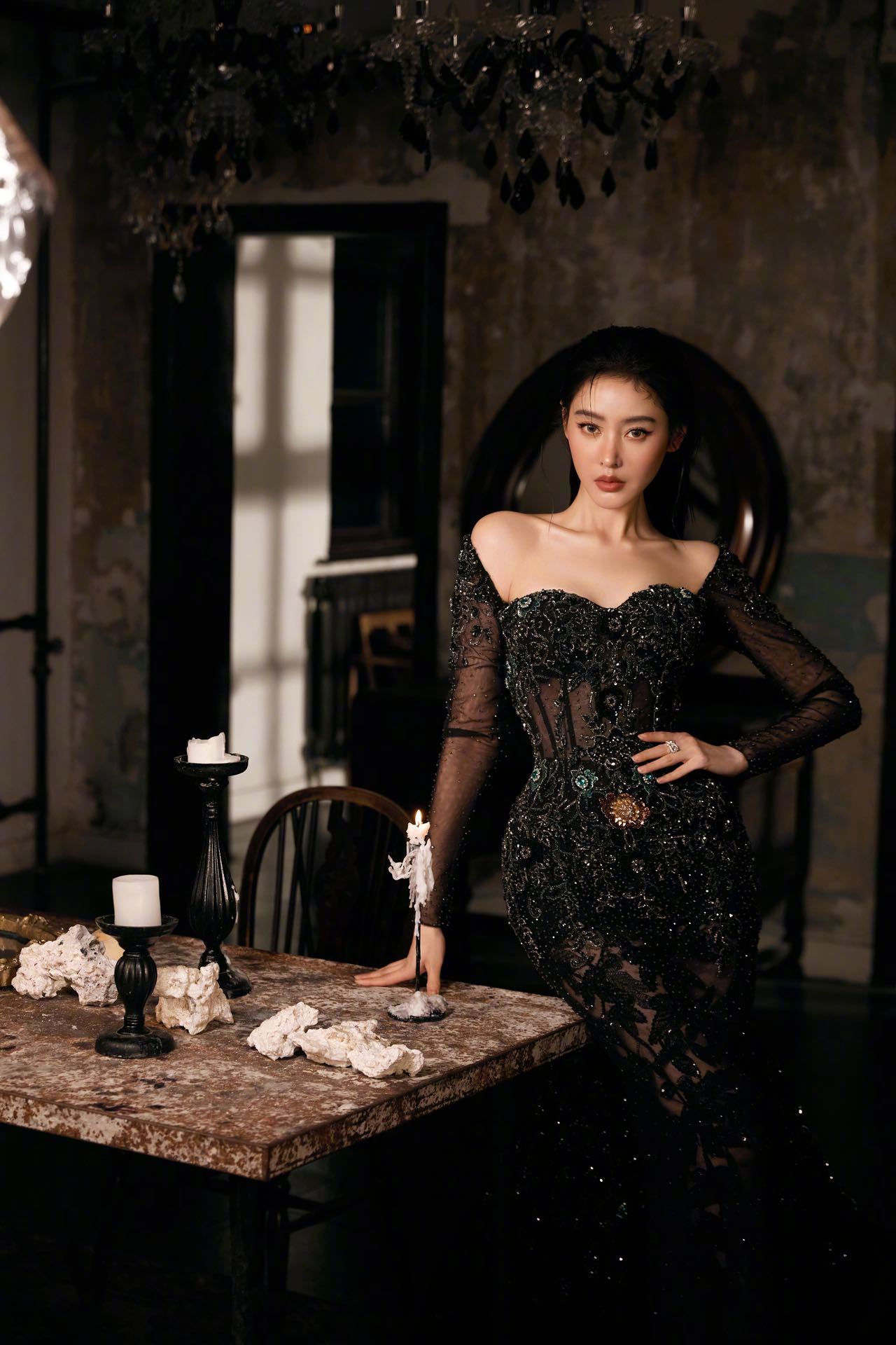 张天爱红唇黑裙造型女王来的 张天爱出发图来了！身穿黑色闪钻礼裙，修身剪裁凸显出她