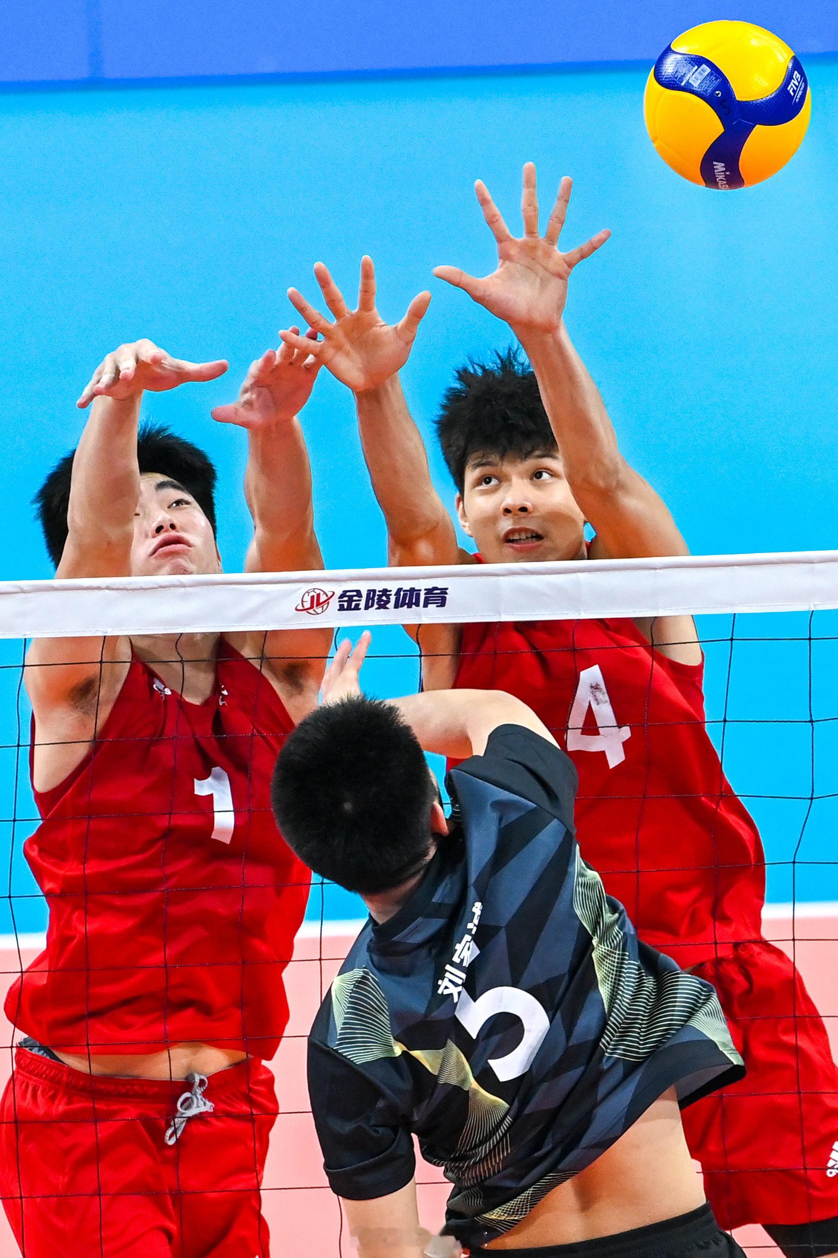 组照：11月16日，在广州进行的 排球男子18岁以下组冠亚军决赛中，浙江队3比0
