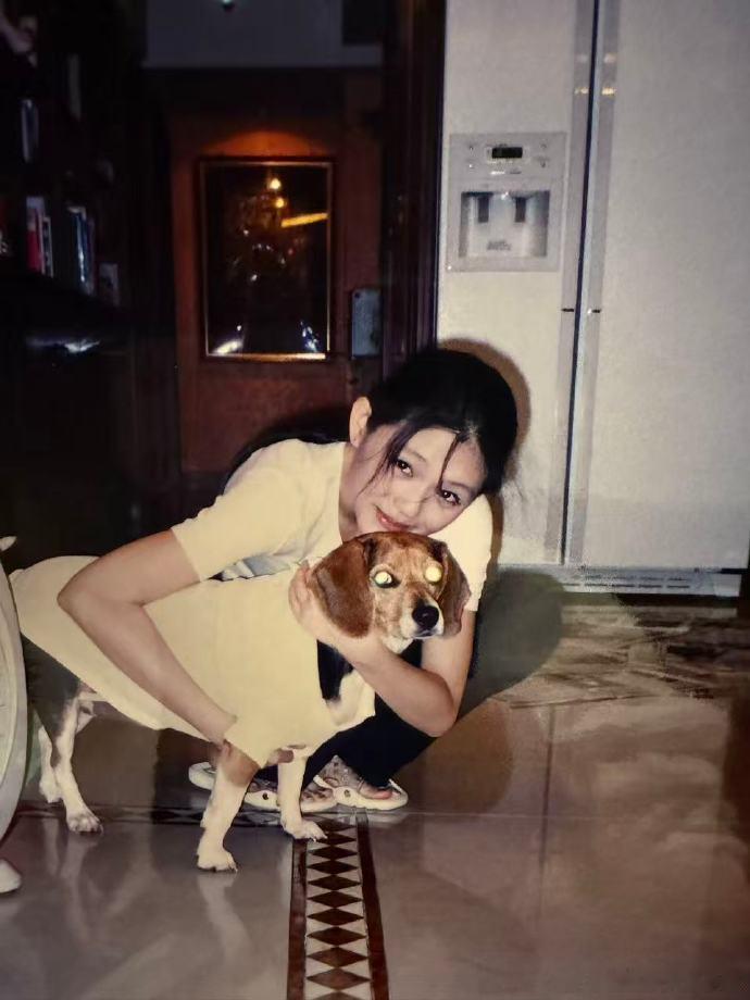 没见过的大S和五妹娘小S晒大S和五妹娘旧照小S晒大S和五妹娘旧照，她对着狗狗笑的