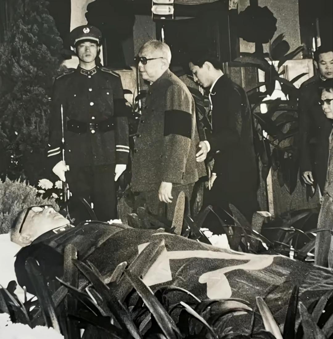 1986年10月，刘伯承元帅遗体告别仪式。刘伯承，十大元帅之一，1986年10月