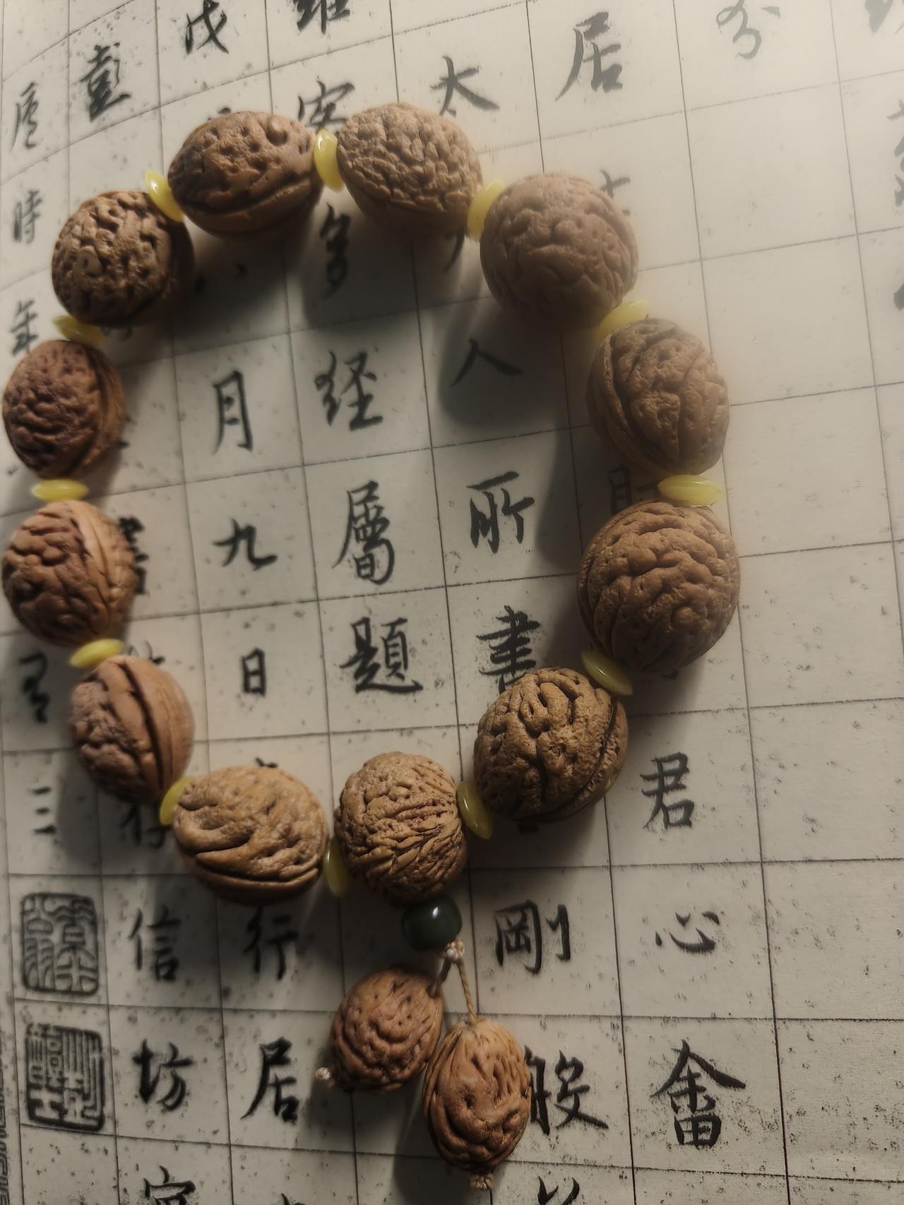 雨斋文玩之自制桃枭手串
众人皆寻桃枭而踏山，而雨斋单位庭中有毛桃一株。恰正月十七