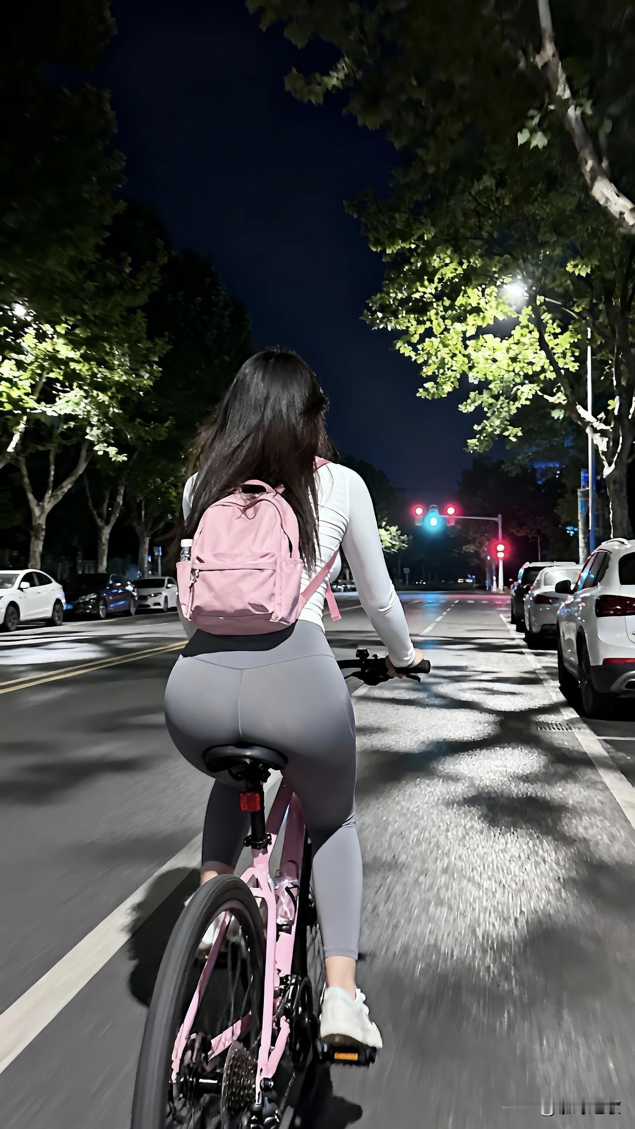 你平时喜欢夜骑吗？
有没有私藏的宝藏骑行路线或者拍照技巧？评论区分享一下，一起解