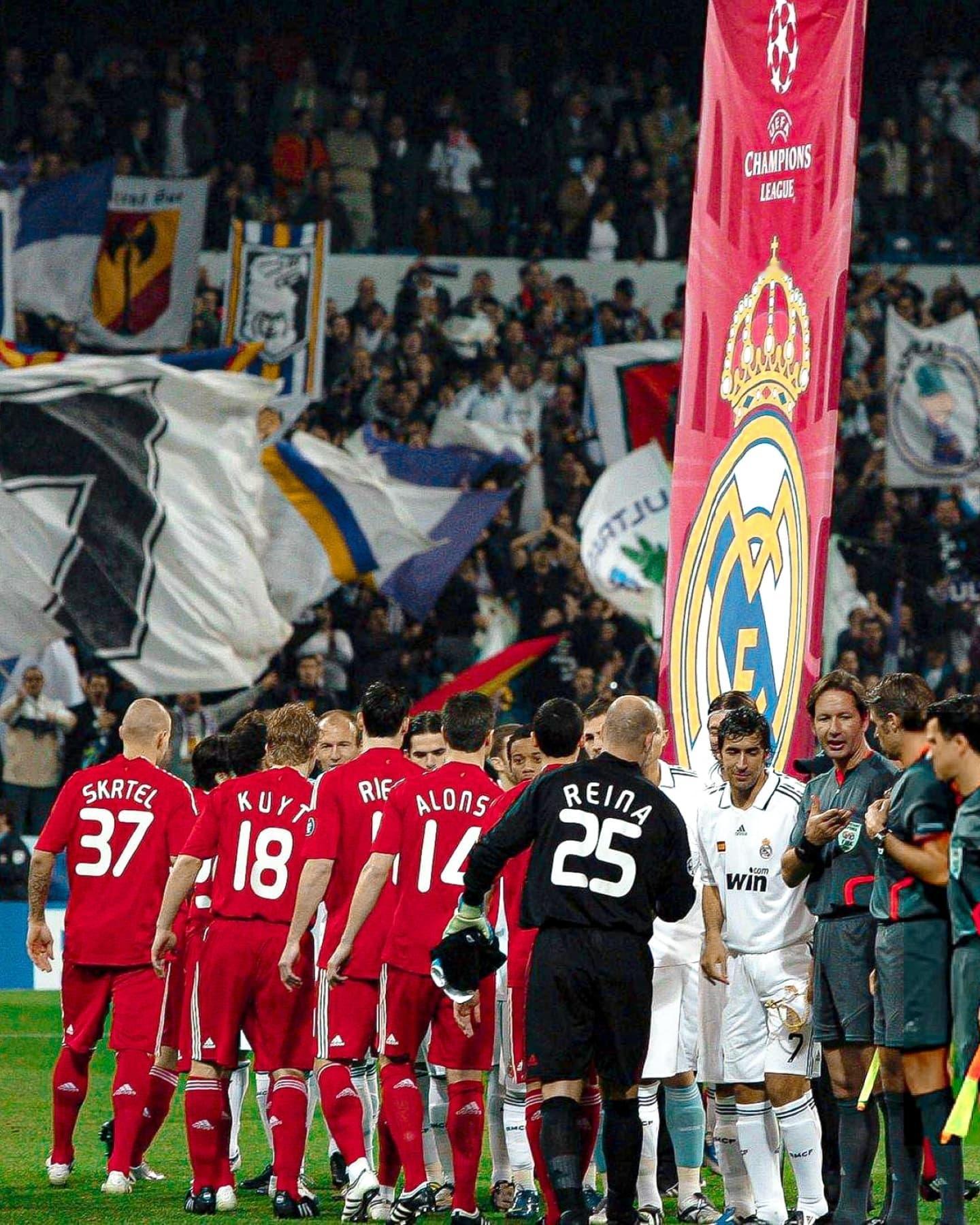 2009年2月:皇家马德里对阵利物浦在UCL R16 - 托雷斯和佩佩在球场上几