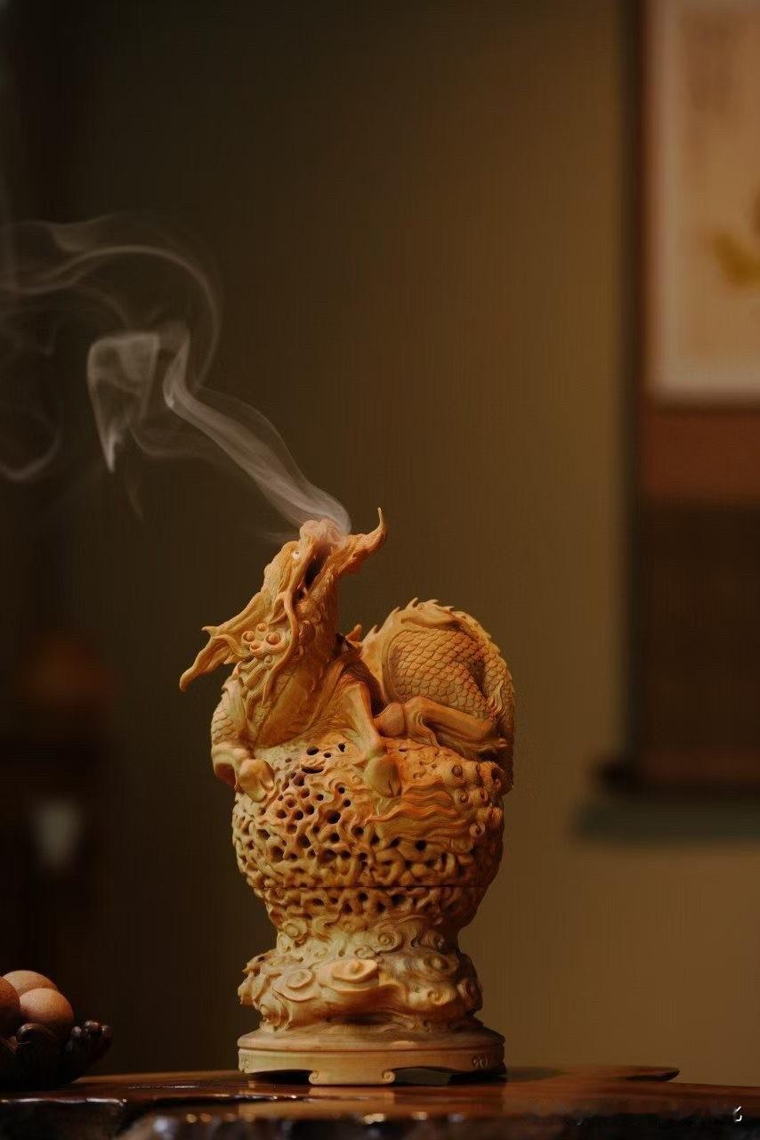 有些香炉，点的是香。
有些香炉，点燃的是整个空间的气。

这尊黄杨木《麒麟香炉》