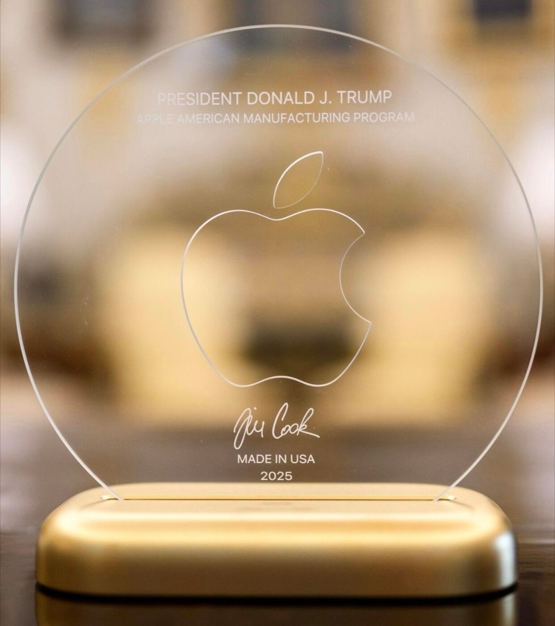 你仔细看视频，库克把这个康宁玻璃，连同一个其实毫不重要而且也没什么价值，只是为了