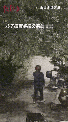 浙江宁波，一个儿子去父亲住的地方，发现父亲经常从外面拿一些电瓶车电瓶回家，所以儿