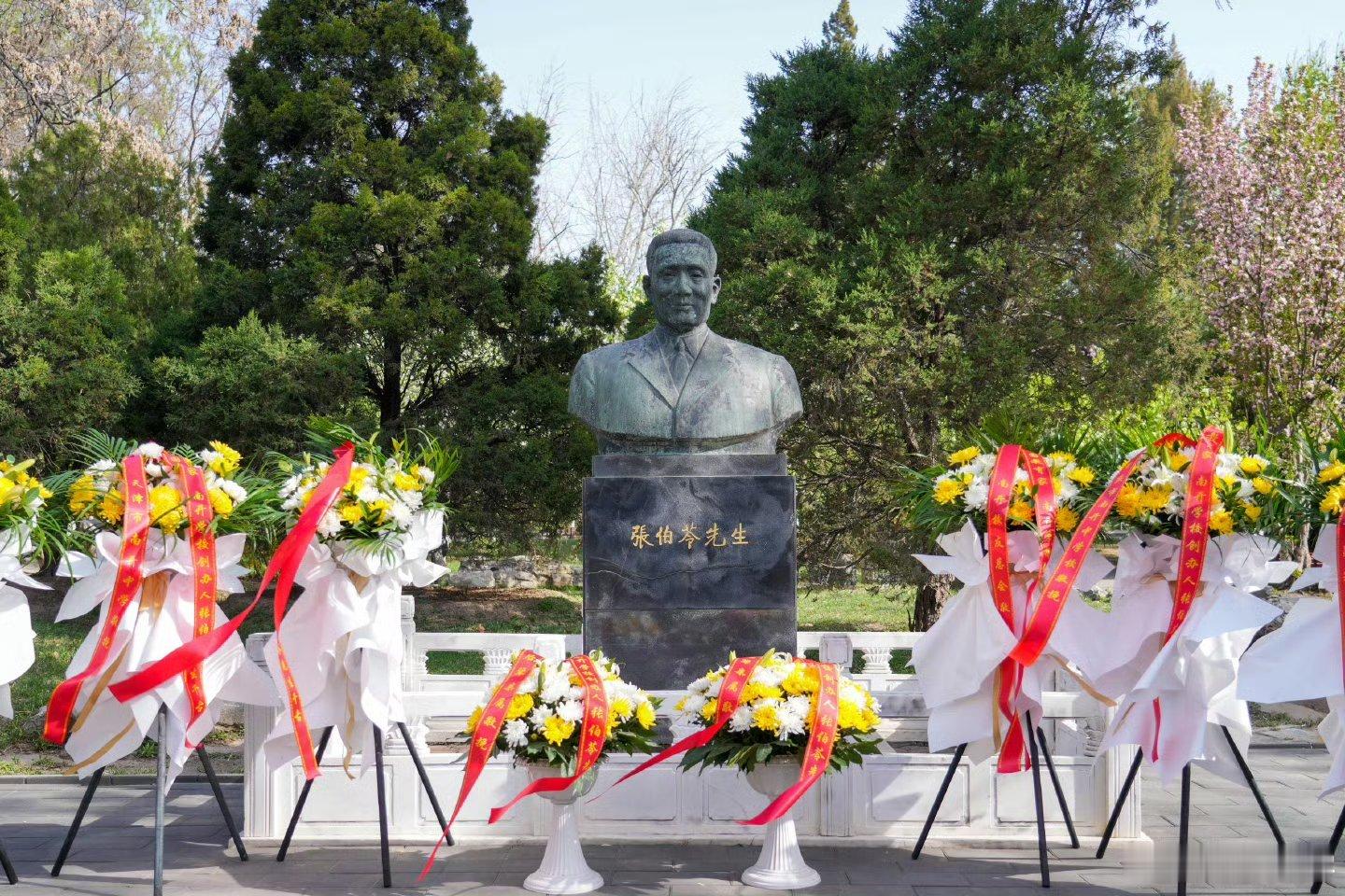 我们隆重纪念中国近代代爱国教育家、南开系列学校创办人，中国奥林匹克运动的先驱张伯