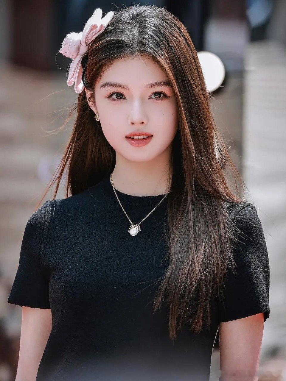 艾米脸上怎么这么多痣？是她自己的还是化的妆？ 
