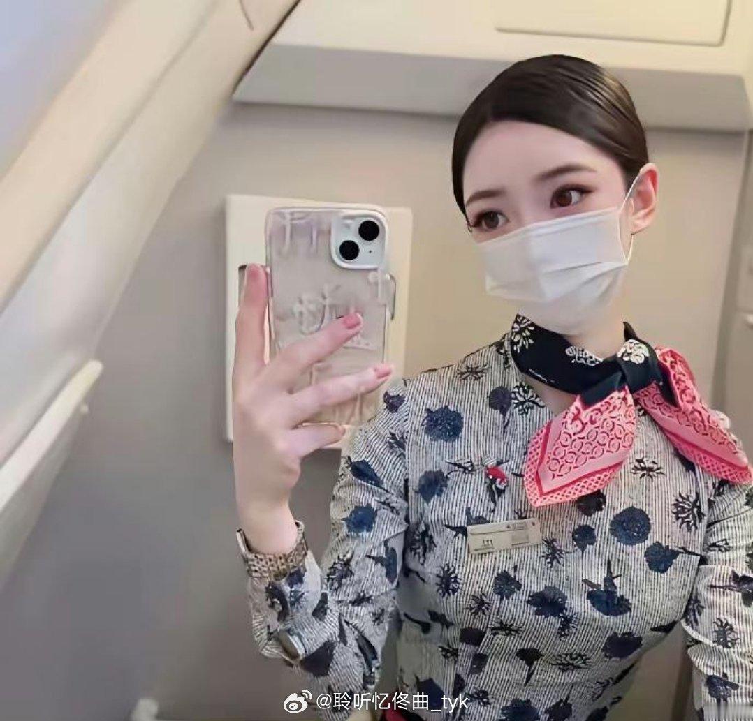 空姐一个月的收入，属于什么级别呢！基本工资：2500元月飞行小时费：3000元过