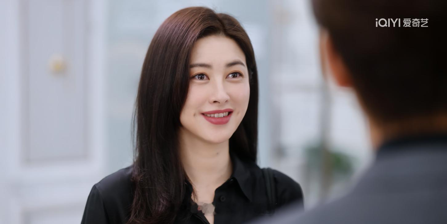 浦荣饭店做腌笃鲜要靠许蜜语，做中式茶点需要靠许蜜语，生意不好房间卖不出去，需要靠