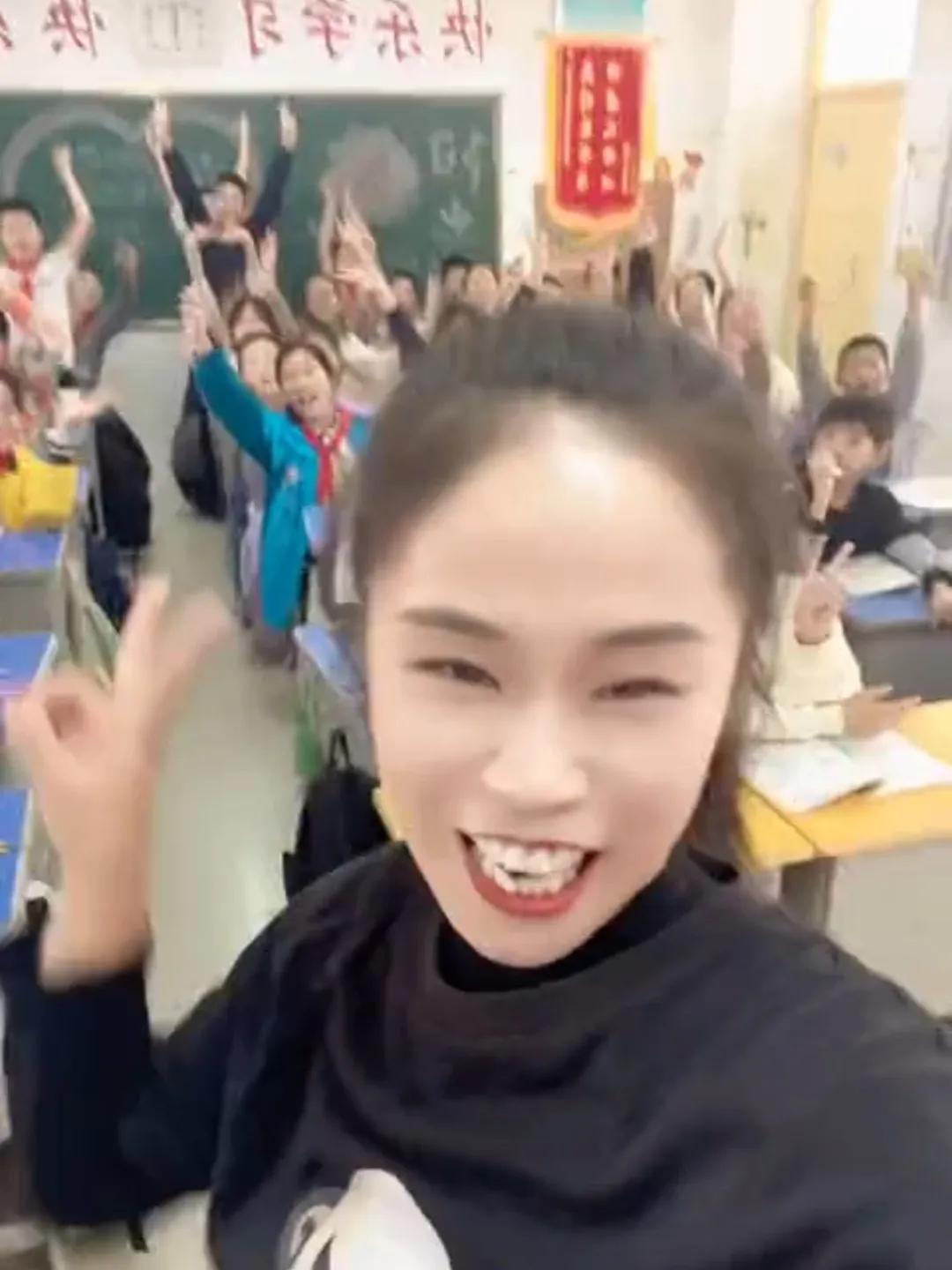 祝贺祖国的花朵胜利了。女教师称：窗帘现已装上，终于能好好教书了。官方：暂停校长职