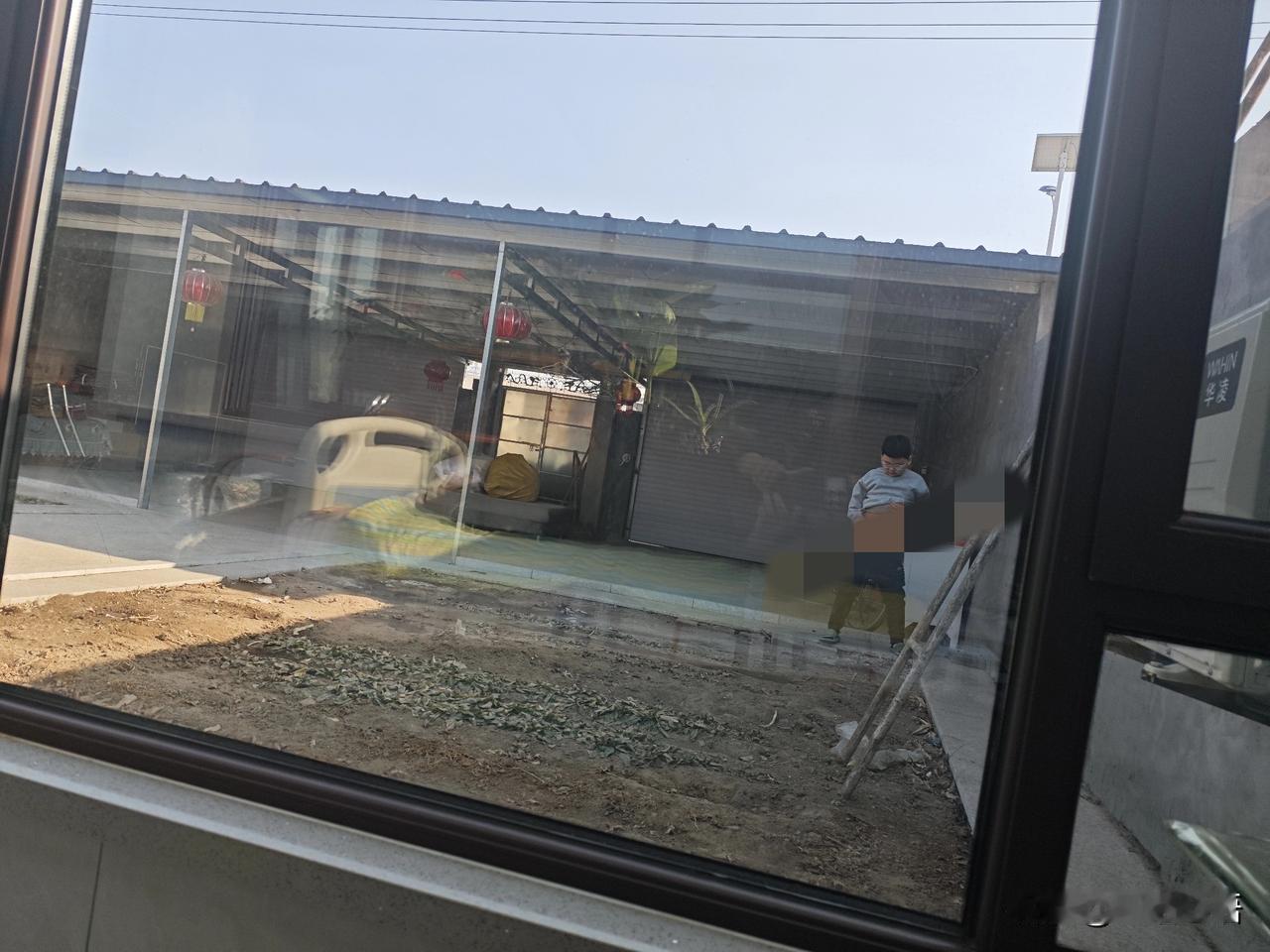 还得是小男孩，说有尿了，站那就解决了。
小男孩儿就这手儿好，有尿可以随时随地解决