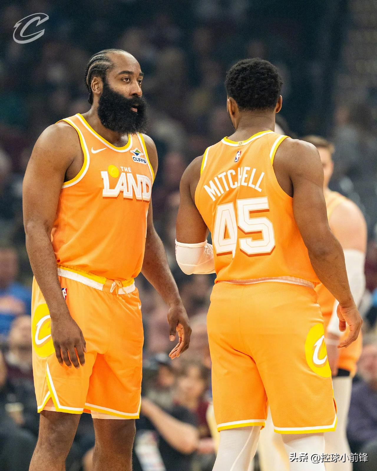 哈登第四节的低迷表现差一点就拖累了骑士，很难想象在这样大开大合的比赛中，哈登第四