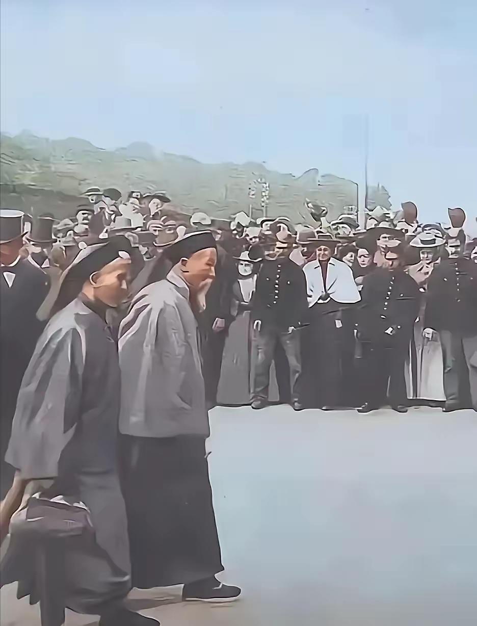 1896年，73岁的李鸿章远赴美国，一上岸便轰动全美。他的行李让外国人开了眼界，