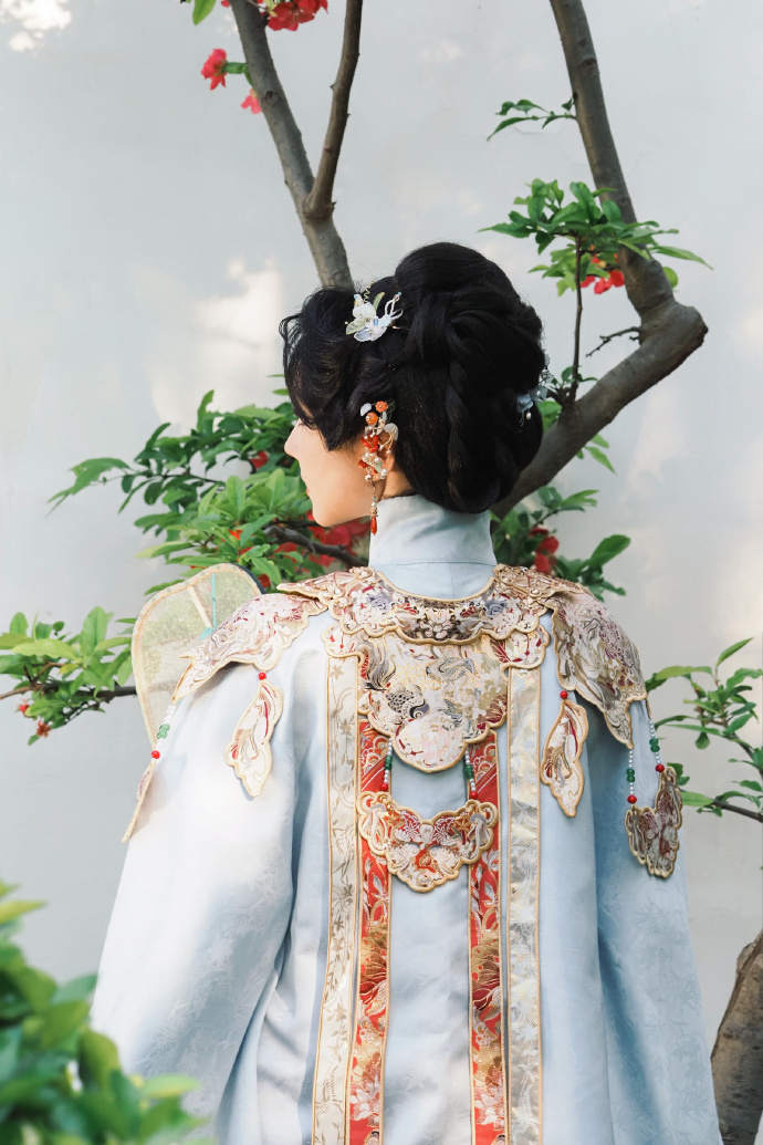 #陈小纭汉服#陈小纭的汉服扮相，堪称绝美画中人。 ​​​