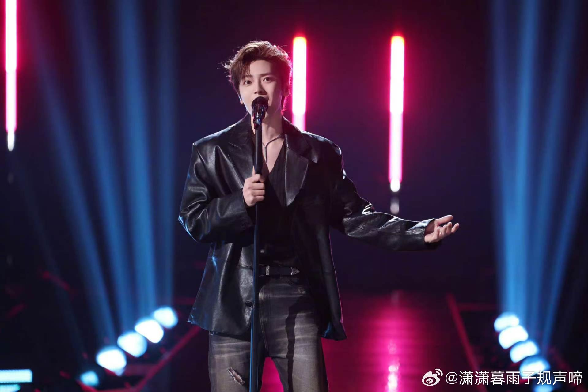 演员都来上音综的原因 侯明昊在《歌手2026》挑战魔王曲，降4key演绎获认可，
