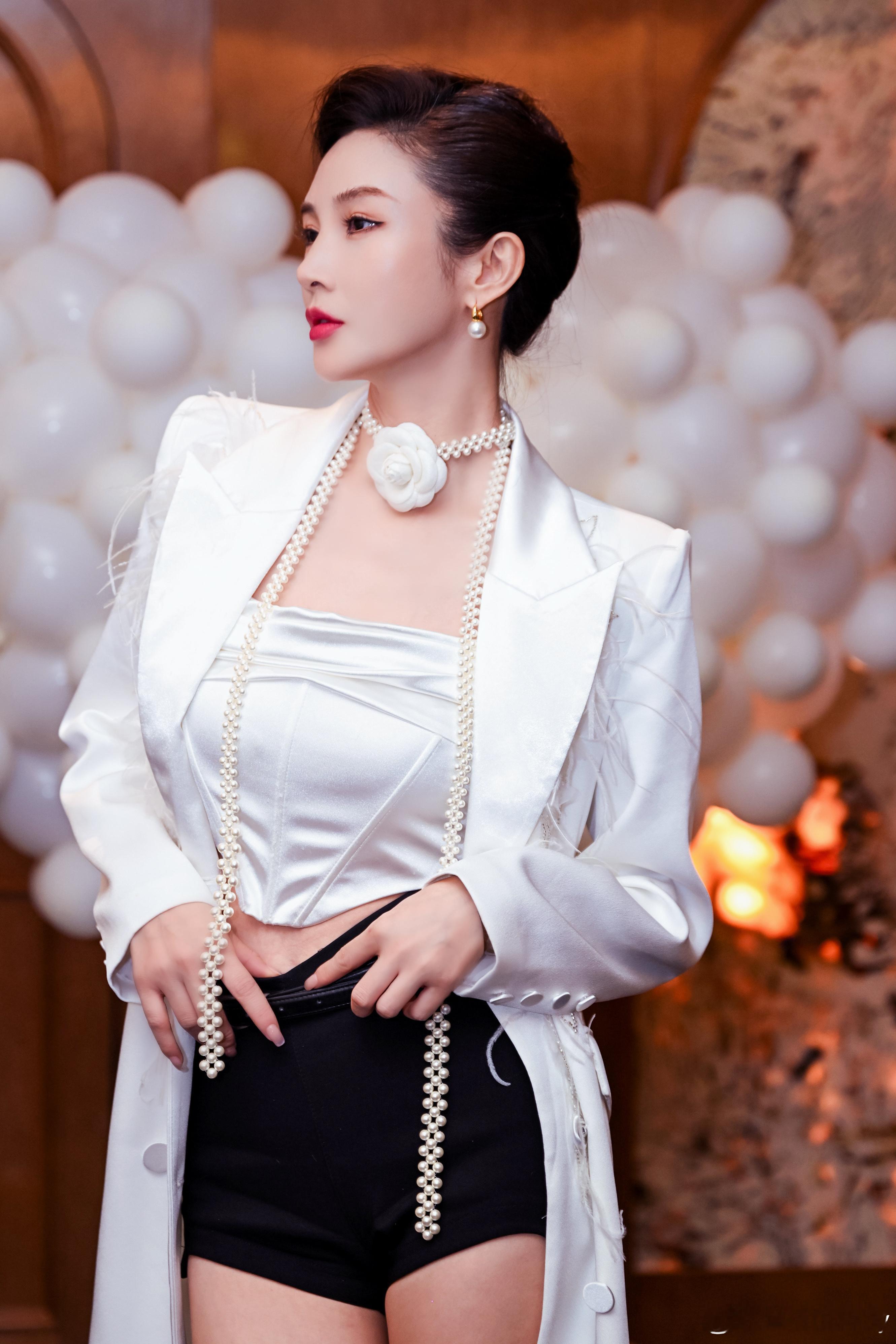 用热爱定格美好，就是最快乐的事💖 从小到大，只要看到漂亮的衣服和景色，手就不由