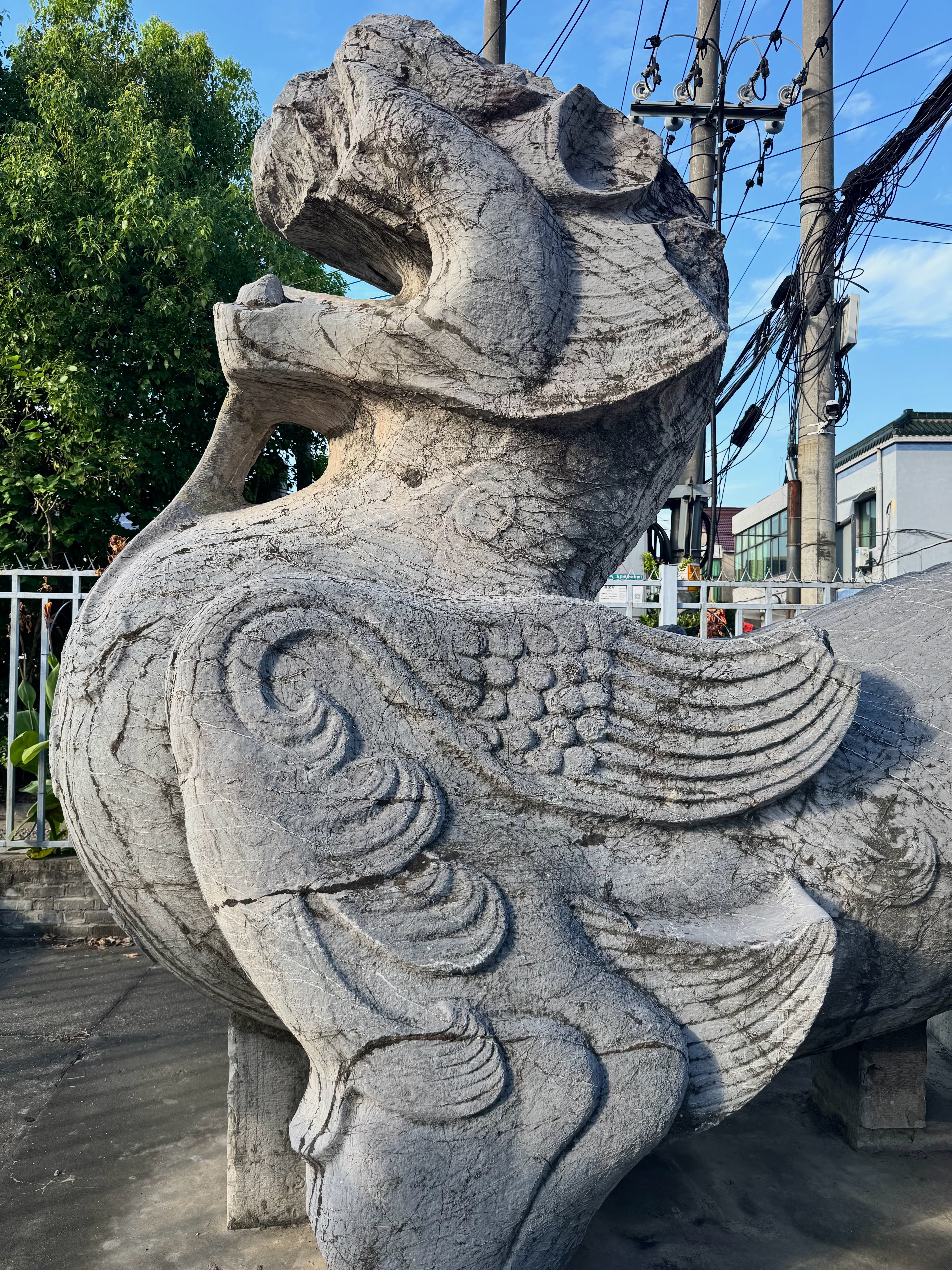 在朱偰《建康兰陵六朝陵墓图考》和王南《六朝遗石》中知道南朝石刻，一上午在丹阳看了