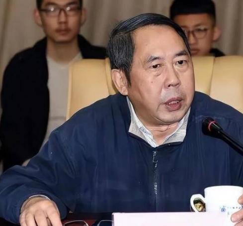 中国现在向美国投降还来得及！再晚就要‘跪着’了，”7年前，中美贸易战正酣，一位名
