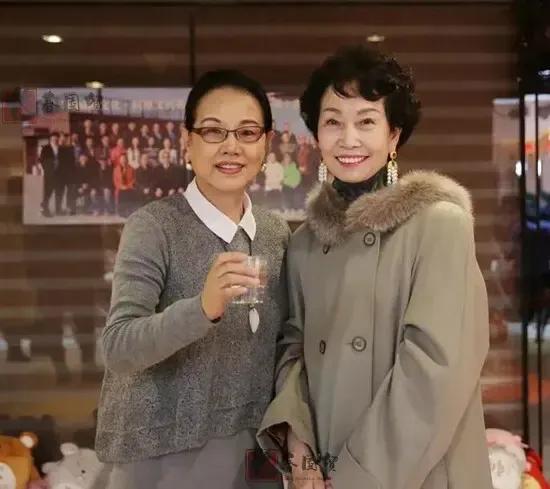 两位妻子一看就朴实大方，知性端庄，优雅漂亮，她俩是文艺界有名的“福太太”，丈夫和