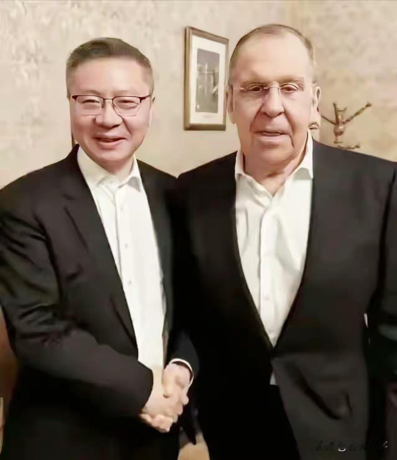 模拟张维为教授与俄罗斯外长拉夫罗夫见面的对话
    俄罗斯外长:张教授啊，总算