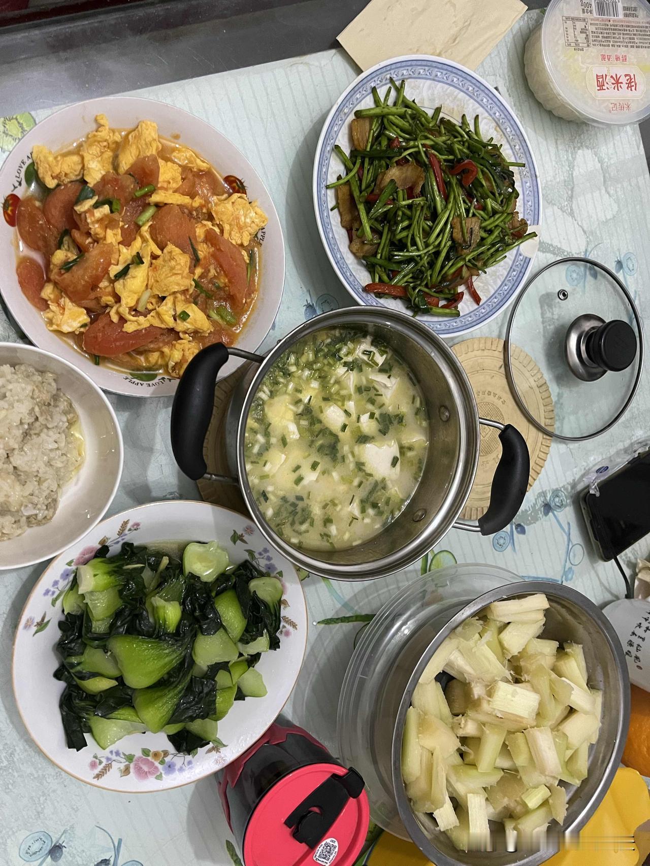 到底是经常自己做饭，还是天天点外卖？
我一直坚定站自己做饭这边。

我始终觉得，