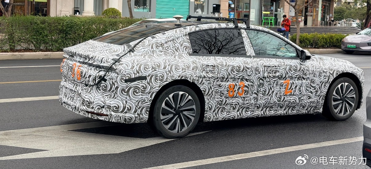 新能源大牛说 你有一点肌肉，可以吸引女性；你肌肉满满，吸引的只能是男性。类似的，