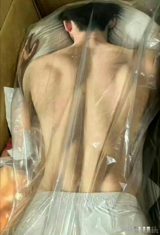 我闺蜜买的抱枕…这个也太逼真了吧，都有点吓人了 