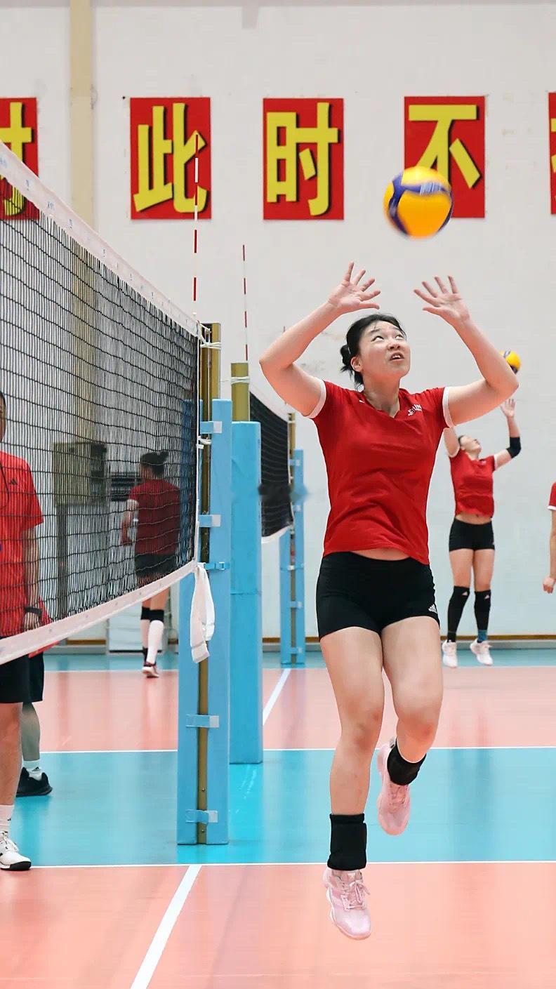 【张籽萱：磨合技术与默契】新一届中国女排有多位首次入选国家队的后起之秀在刚刚结束