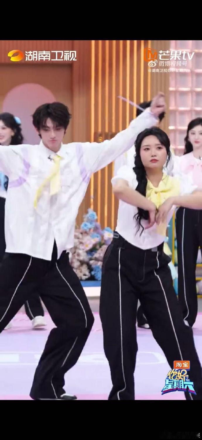 李雪琴赖伟明手忙脚乱的一集李雪琴赖伟明姐弟双人舞好反差你好星期六《SexyBac