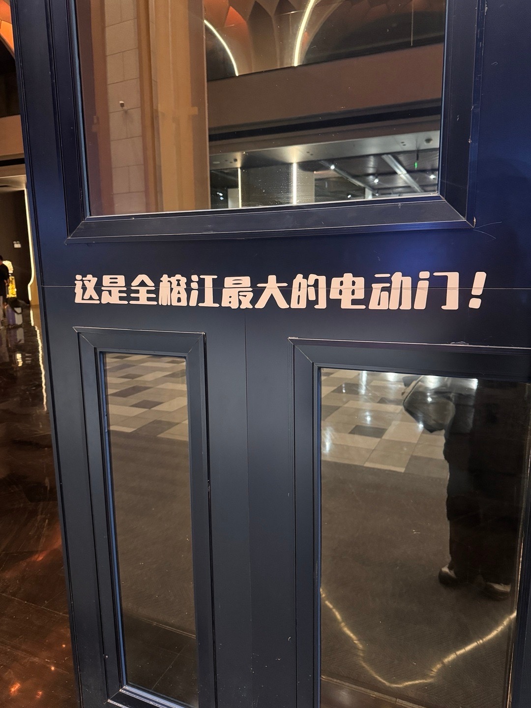 榕江人民好可爱图三是老板多送我的粉，说听我口音是外地人，让我再尝尝碱水粉的味道。