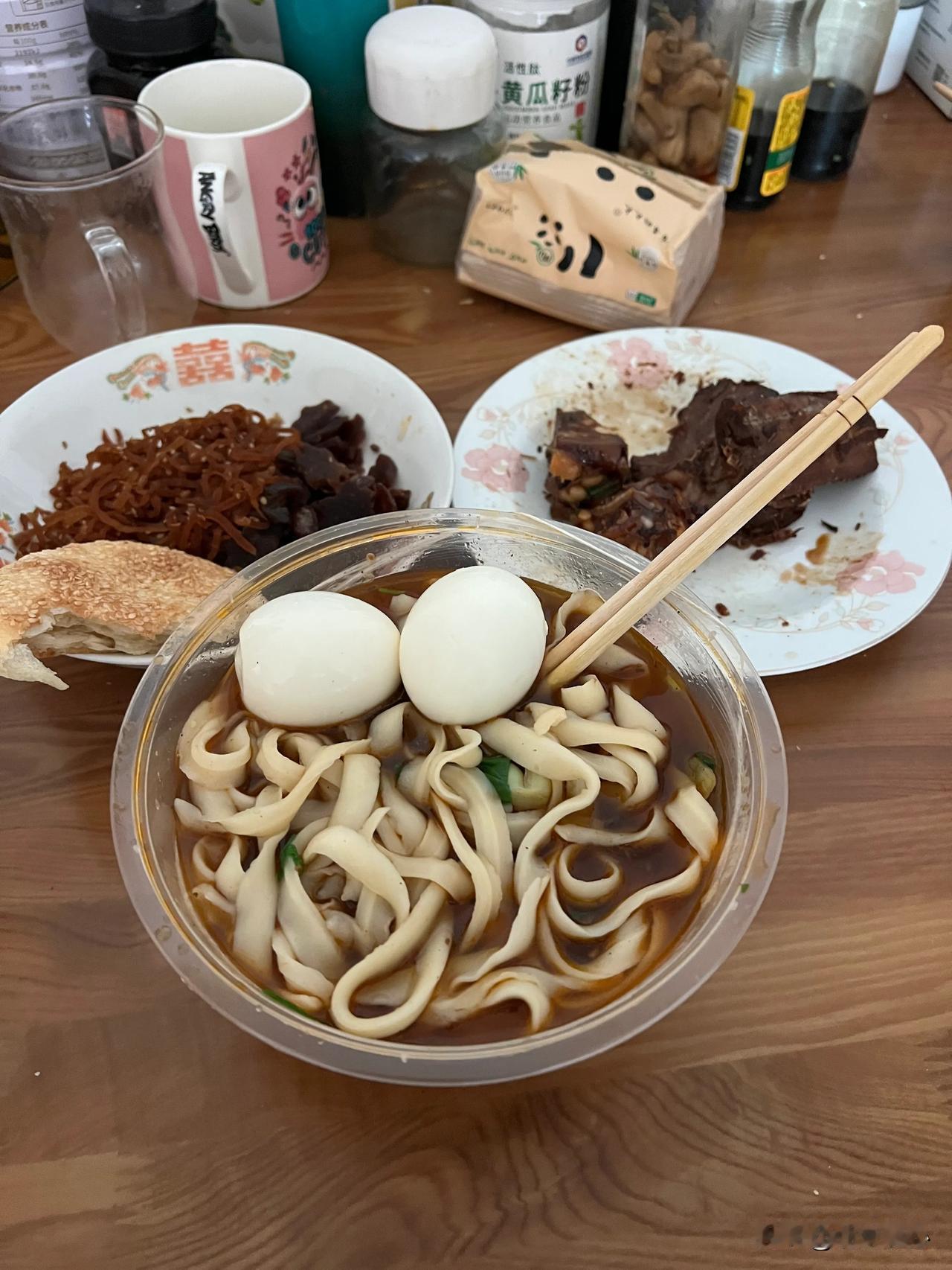 在家叫了份猪肉刀削面[呲牙]我的家常面条 今吃的随便面 中午爱吃面食！ 饿了捞面