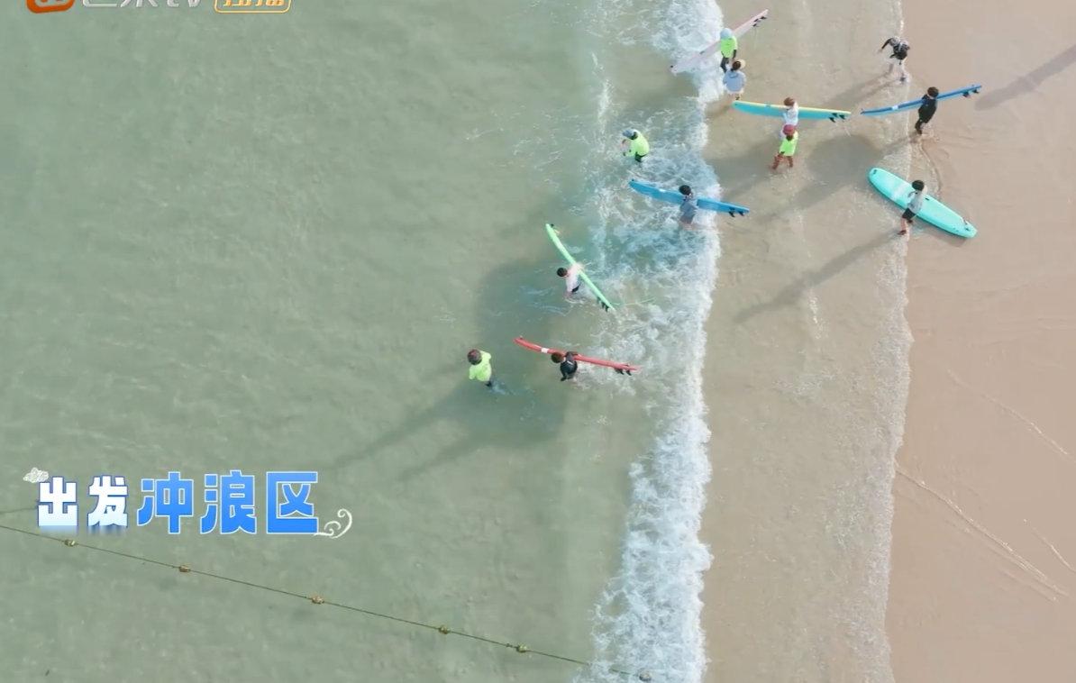 海角小队全员挑战冲浪 海角小队冲浪太有感染力了！涛姐超稳，小齐、颜安也超拼，每道