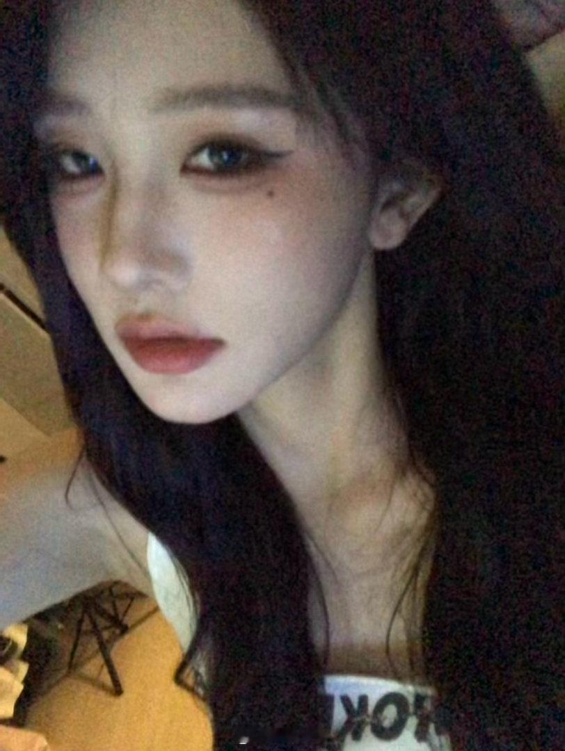 在家里也穿得这么火辣吗🥵 