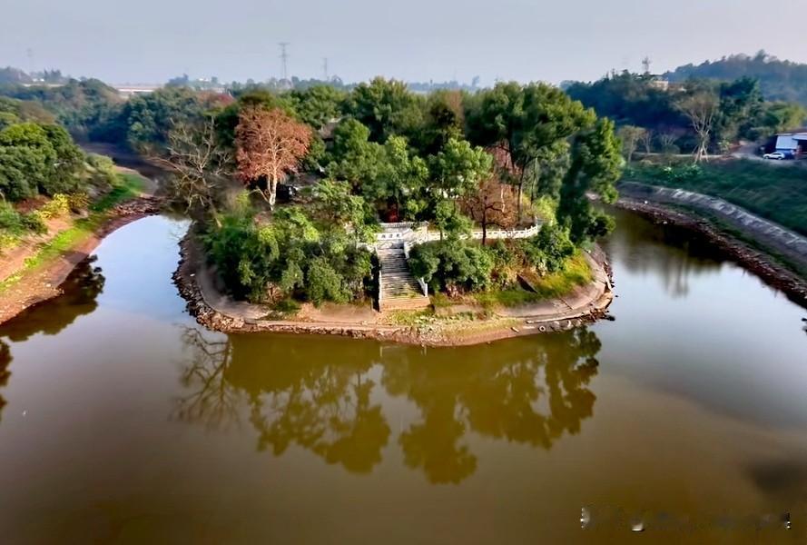 不知道还有多少人记得泸州龙马潭公园，这个如今很少再提及的地方。

龙马潭公园四面