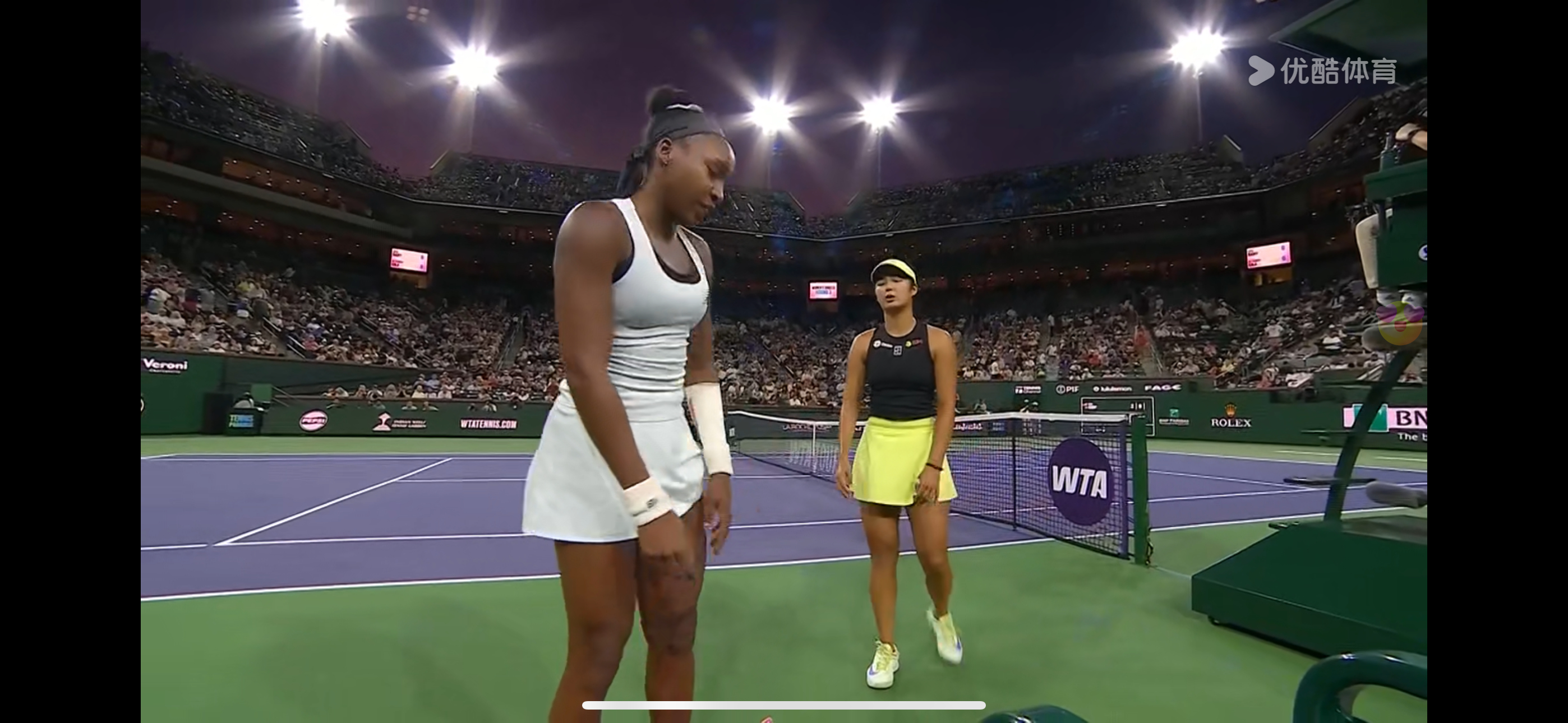 高芙在首盘2-1领先后连丢7局，以2-6、0-2落后伊埃拉后，因伤退赛。伊埃拉又