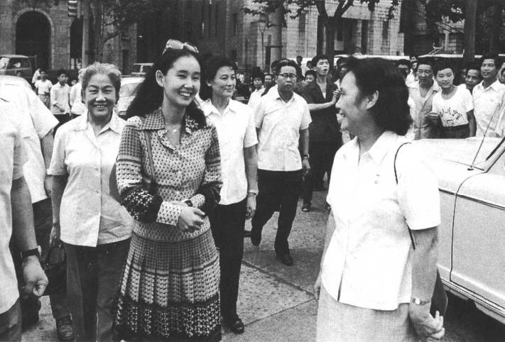 1977年，张瑞芳和白杨在北京接待日本演员中野良子。