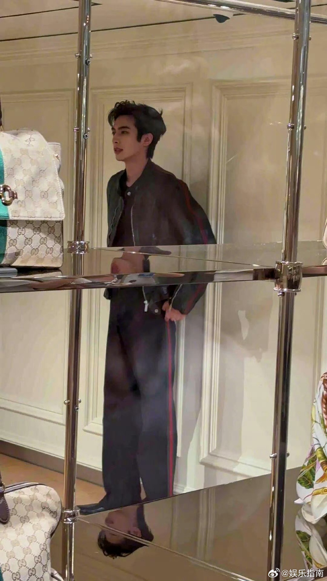 宋威龙香港Gucci活动路透，帅成雕像了，露眉眼好权威