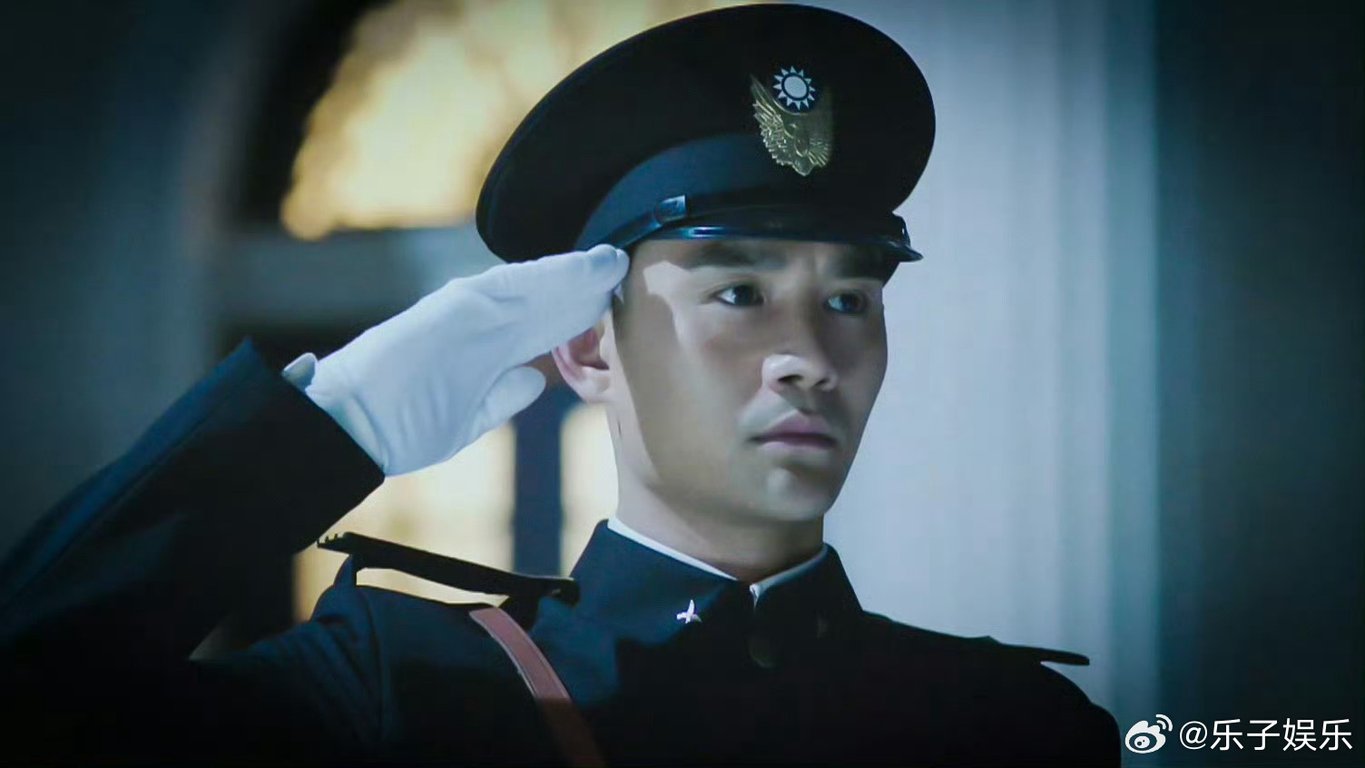 王凯烫个头爷奶不认识了 不少演员会担心扮丑消耗形象，王凯却毫不在意，泡面头造型大