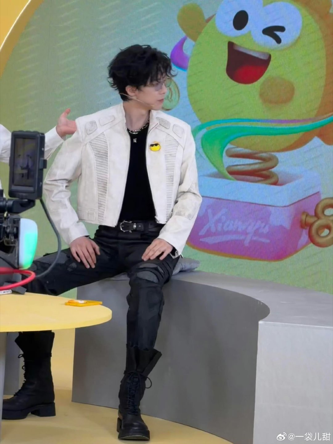 刘宇宁老师为什么裤子里还要穿裤子 刘宇宁这操作也太真实了吧，破洞裤造型帅气十足，