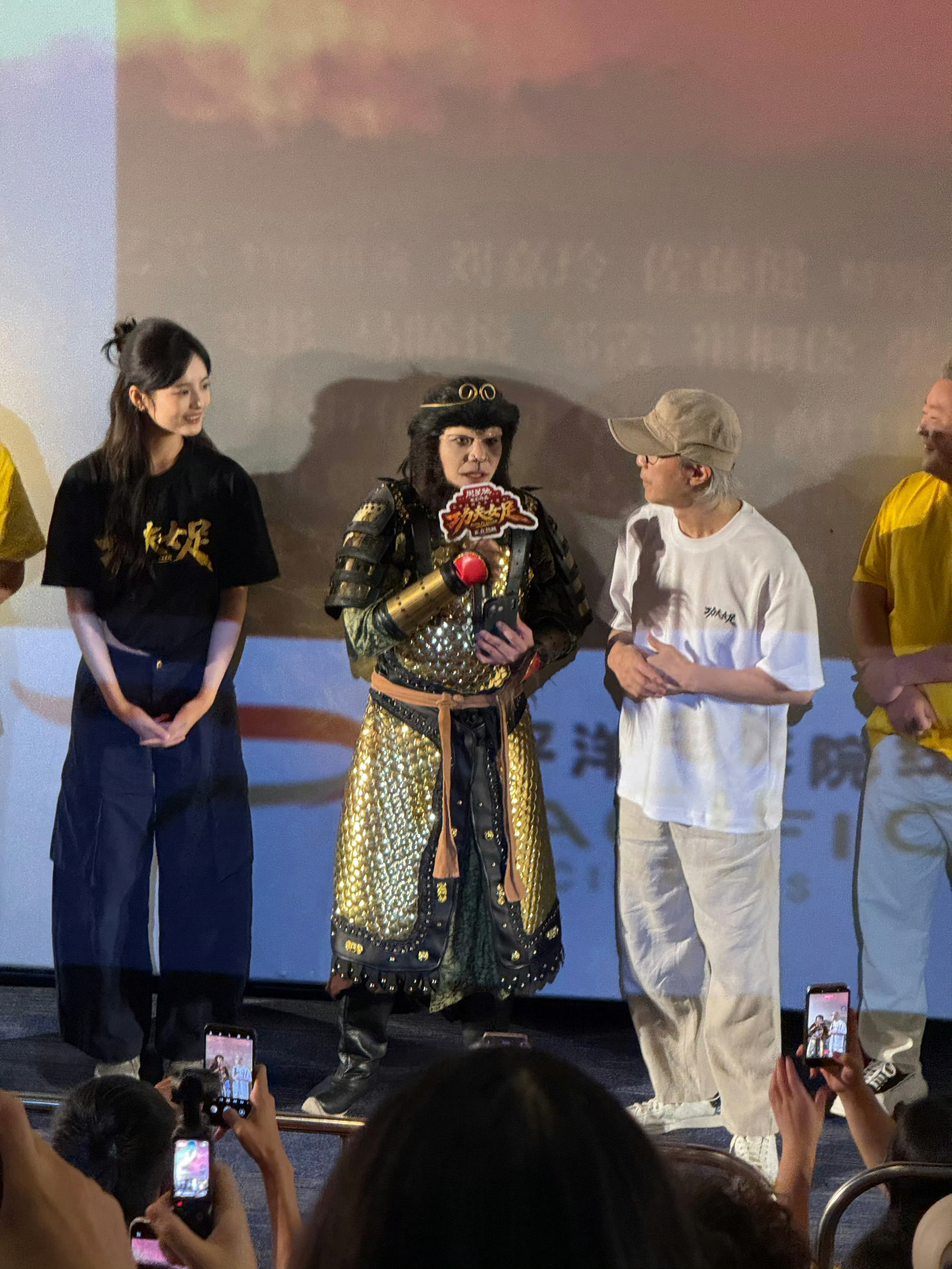 周星驰至尊宝同框谁懂啊，周星驰和至尊宝同框这一刻直接破防，当年那个藏着满腔遗憾的