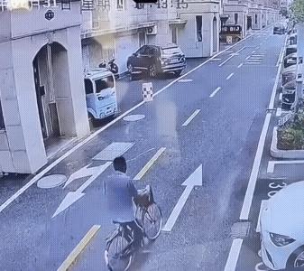 开车的反应快速，车子给油就走，刹车敏捷，三者缺一不可。否则，不是被自行车冲撞，就