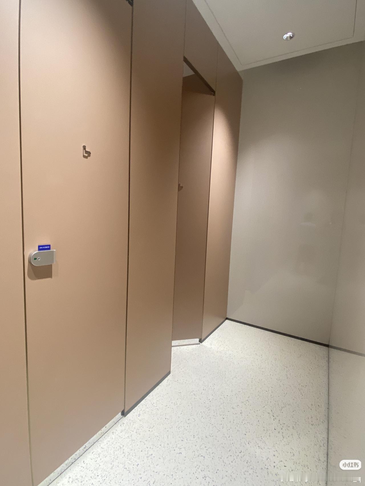 广东东莞，一男子与一失足女相约在一公厕内发生关系后，趁对方不备，一把将对方放在马