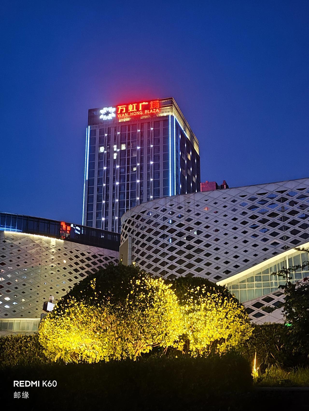 济南工业北路宏昌路万达广场的夜景，那叫一个绝！华灯初上，整个广场瞬间被点亮，灯光