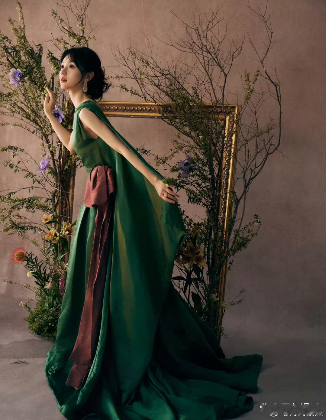 田曦薇的首套高定造型，Imane Ayissi 2023春夏高级定制系列礼服。 