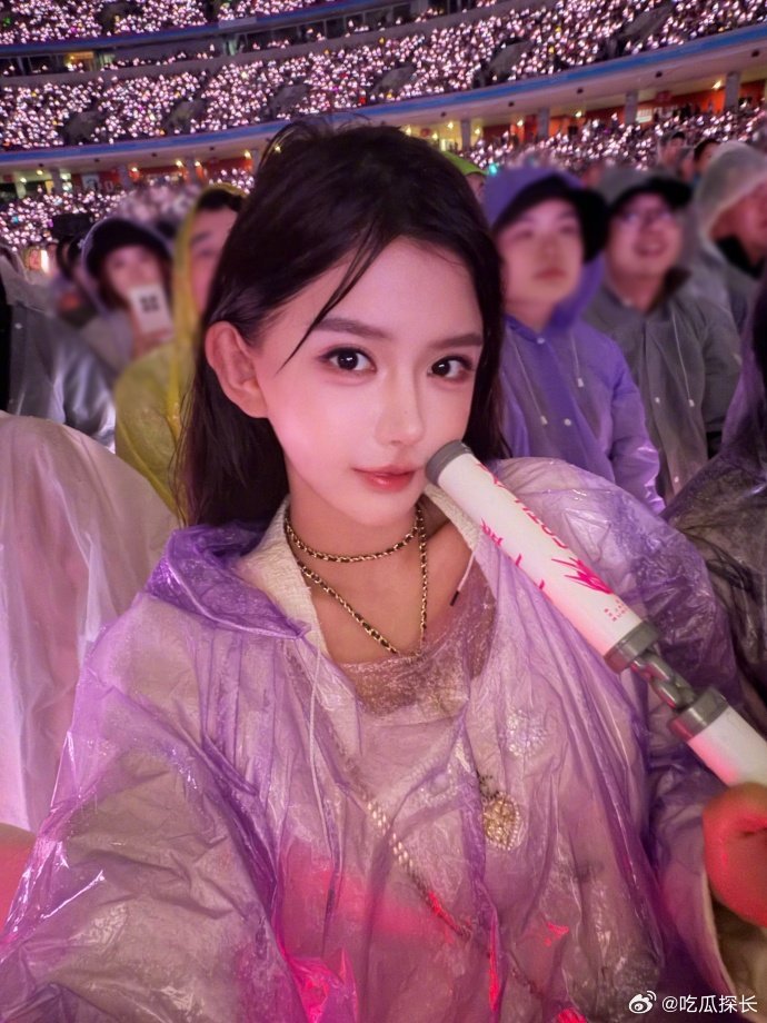 韩安冉去看周杰伦演唱会韩安冉去看了周杰伦演唱会 韩安冉去看周杰伦演唱会，我在屏幕