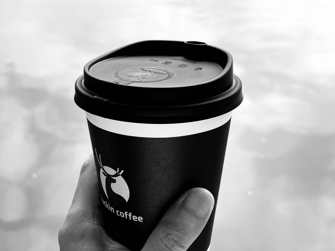 老罗力挺杨笠的时候，个人选择了最后一杯瑞幸，现在戒掉，还不晚，几年前就戒了星巴克