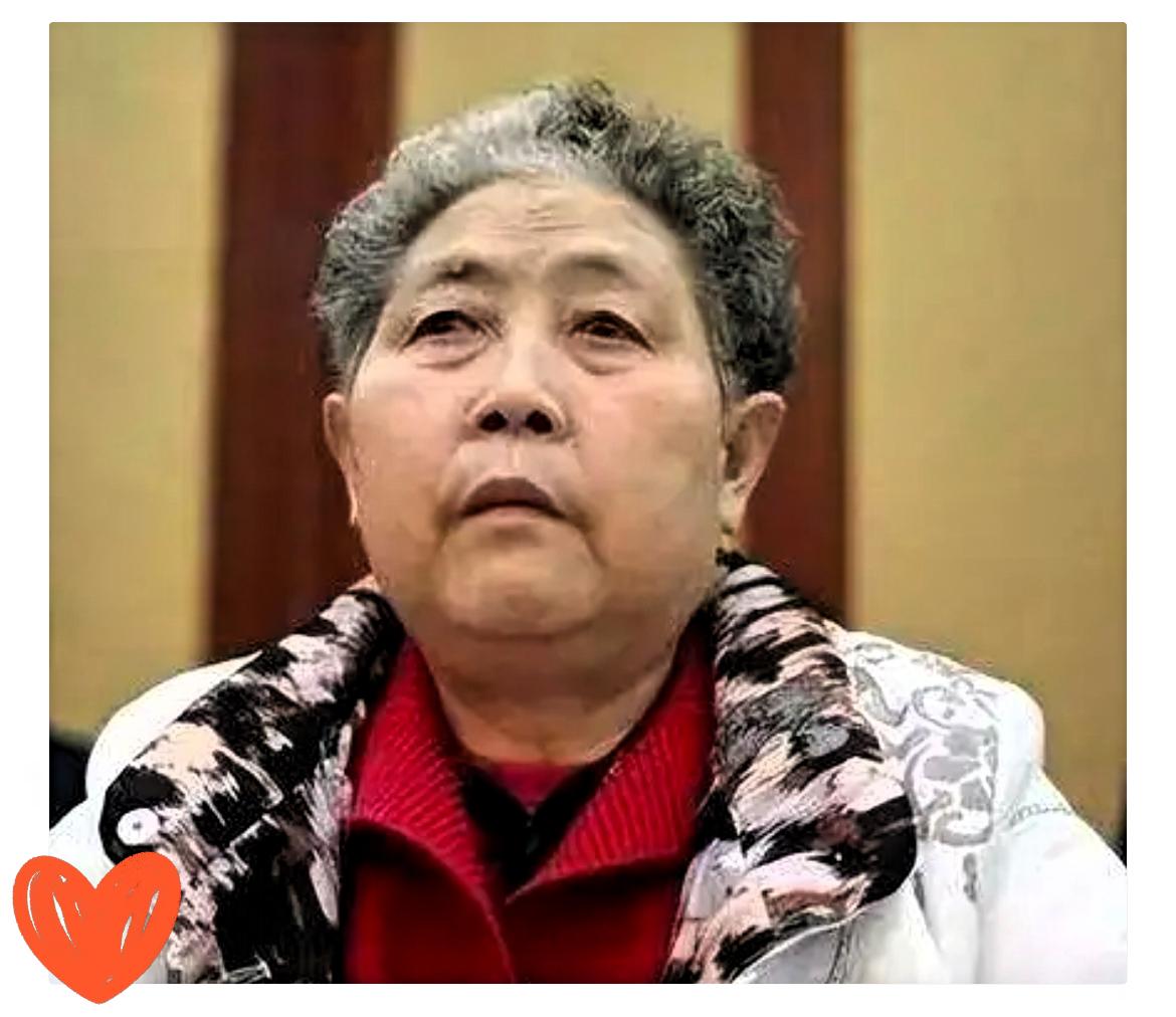 老干妈当年创业的时候非常艰苦，连装她辣酱的瓶子都买不起。玻璃厂嫌她订单小，只有贵